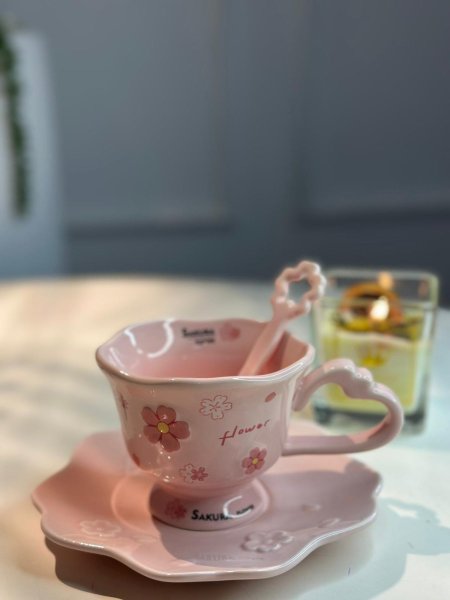 فنجان ورد مع كوستر ومعلقة